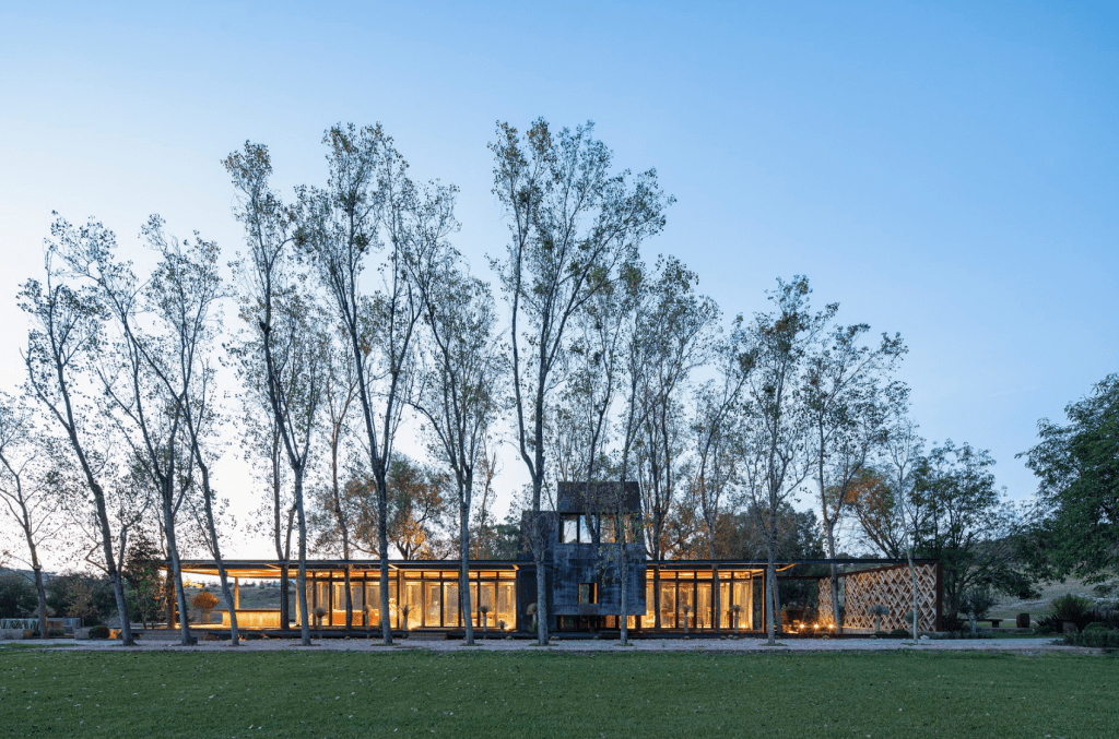 Un rancho campestre y de diseño artesanal que se mimetiza con el entorno vegetal