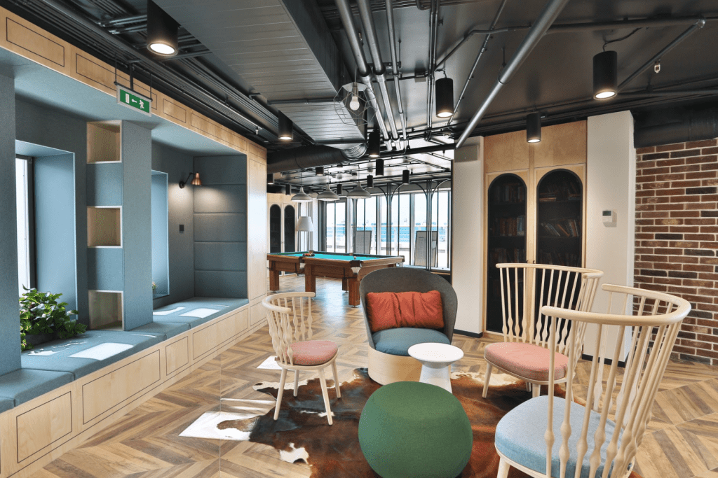 Un espacio laboral futurista que se desarrolla entre lo digital y lo confortable en rusia