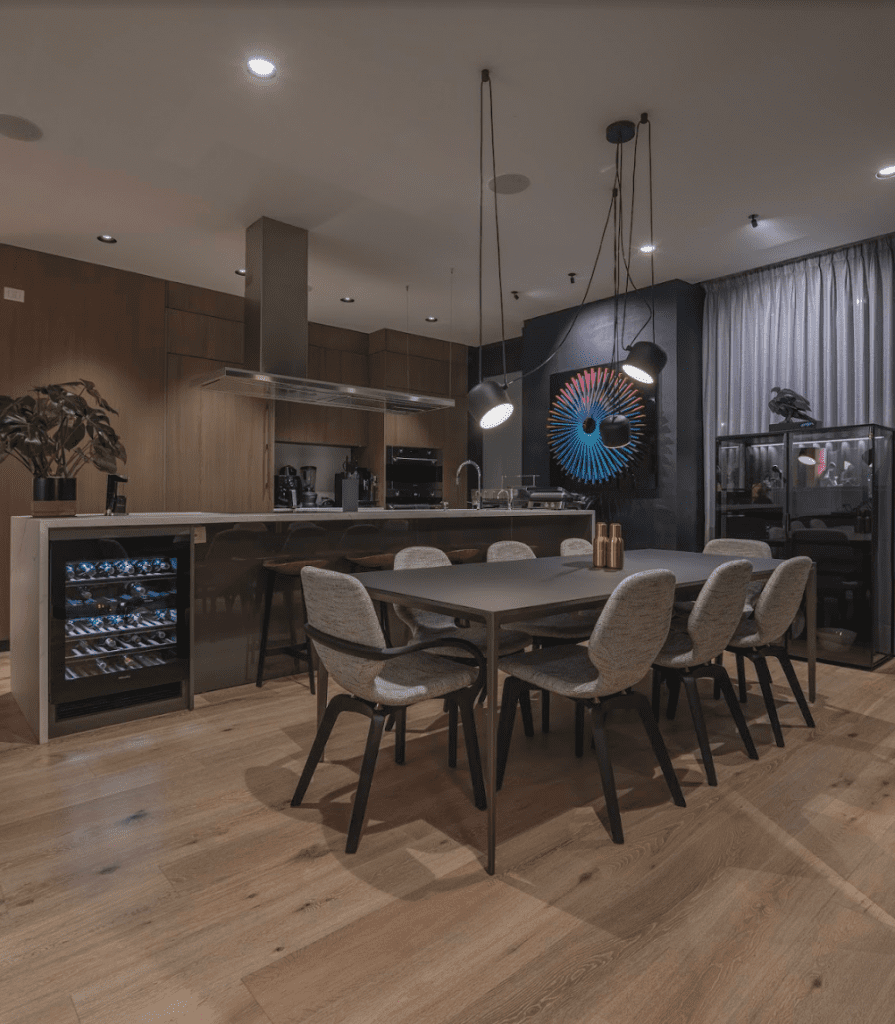 Un apartamento al norte de bogotá en el que la luz y los objetos son protagonistas