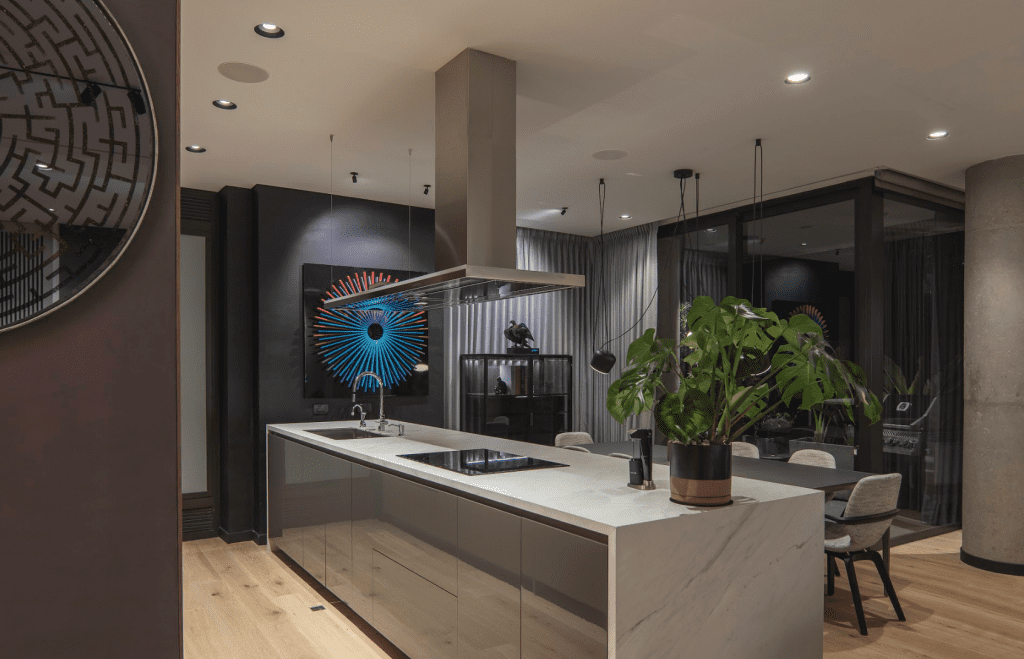 Un apartamento al norte de bogotá en el que la luz y los objetos son protagonistas