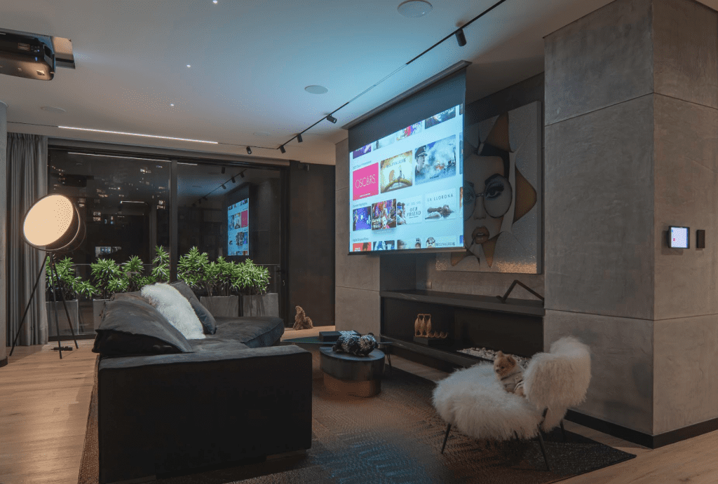 Un apartamento al norte de bogotá en el que la luz y los objetos son protagonistas