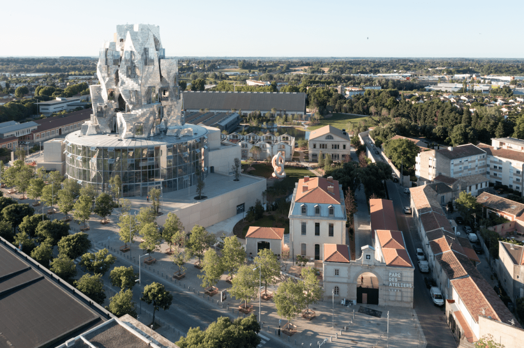 La nueva obra de frank gehry está inspirada en la noche estrellada de van gogh