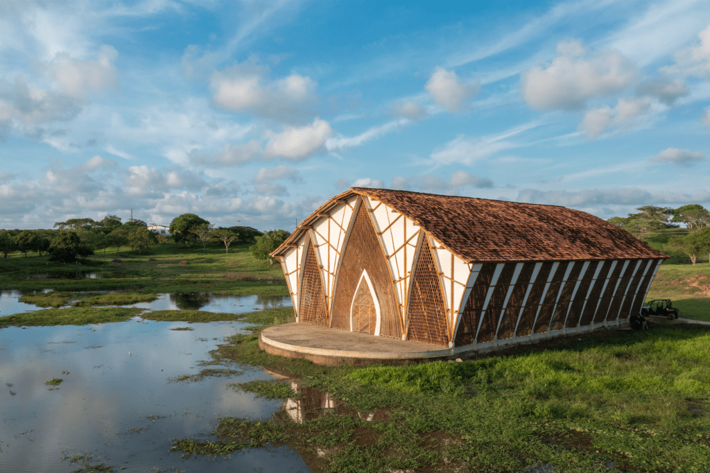 La catedral de nuestra señora de la pobreza diseñada por el arquitecto simón vélez