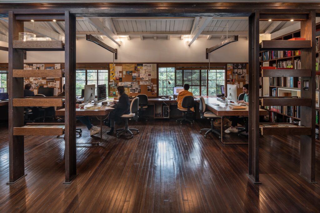 Esta vivienda de corte neoespañol ubicada en teusaquillo, es la oficina del arquitecto guillermo arias