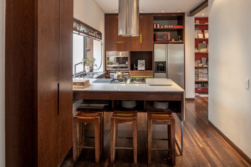 Esta vivienda de corte neoespañol ubicada en teusaquillo, es la oficina del arquitecto guillermo arias