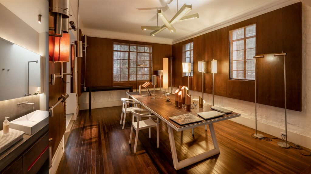 Esta vivienda de corte neoespañol ubicada en teusaquillo, es la oficina del arquitecto guillermo arias