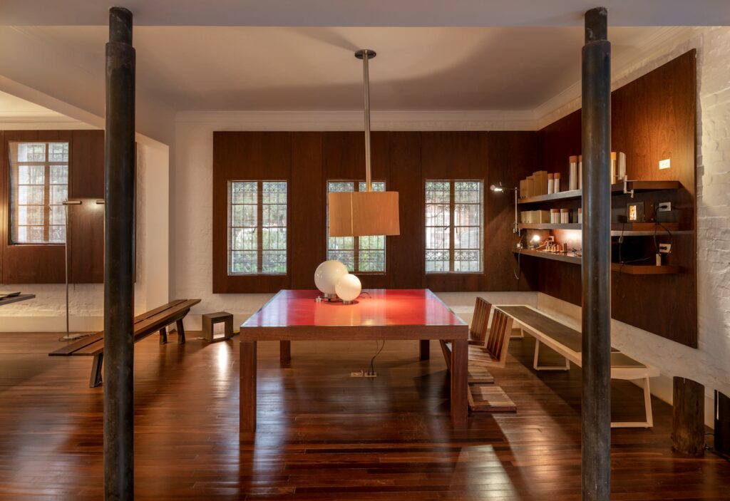 Esta vivienda de corte neoespañol ubicada en teusaquillo, es la oficina del arquitecto guillermo arias