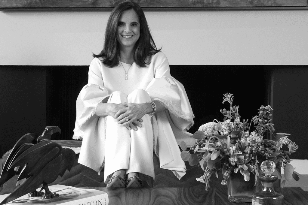 La magia de la cocina de esta casa radica en dos esculturales lámparas de vidrio