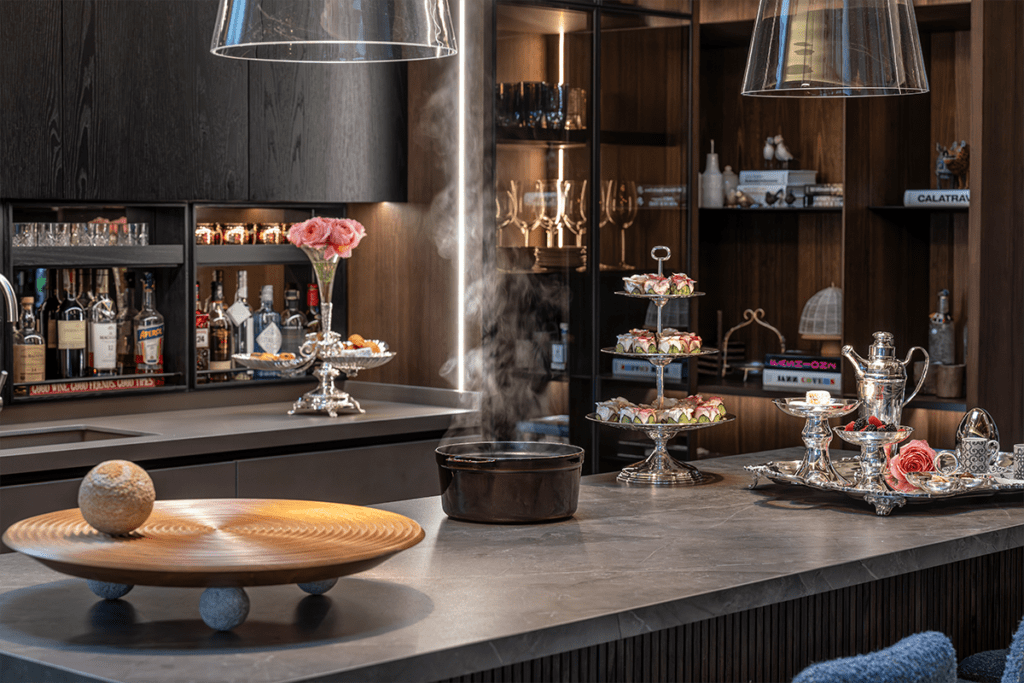 La magia de la cocina de esta casa radica en dos esculturales lámparas de vidrio