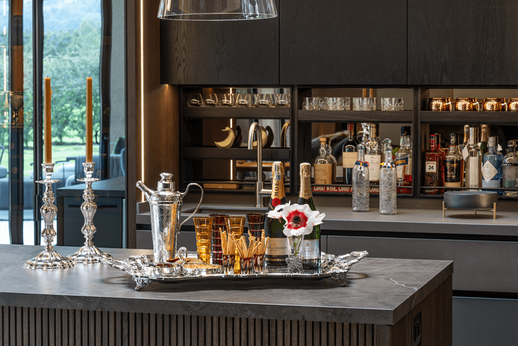 La magia de la cocina de esta casa radica en dos esculturales lámparas de vidrio