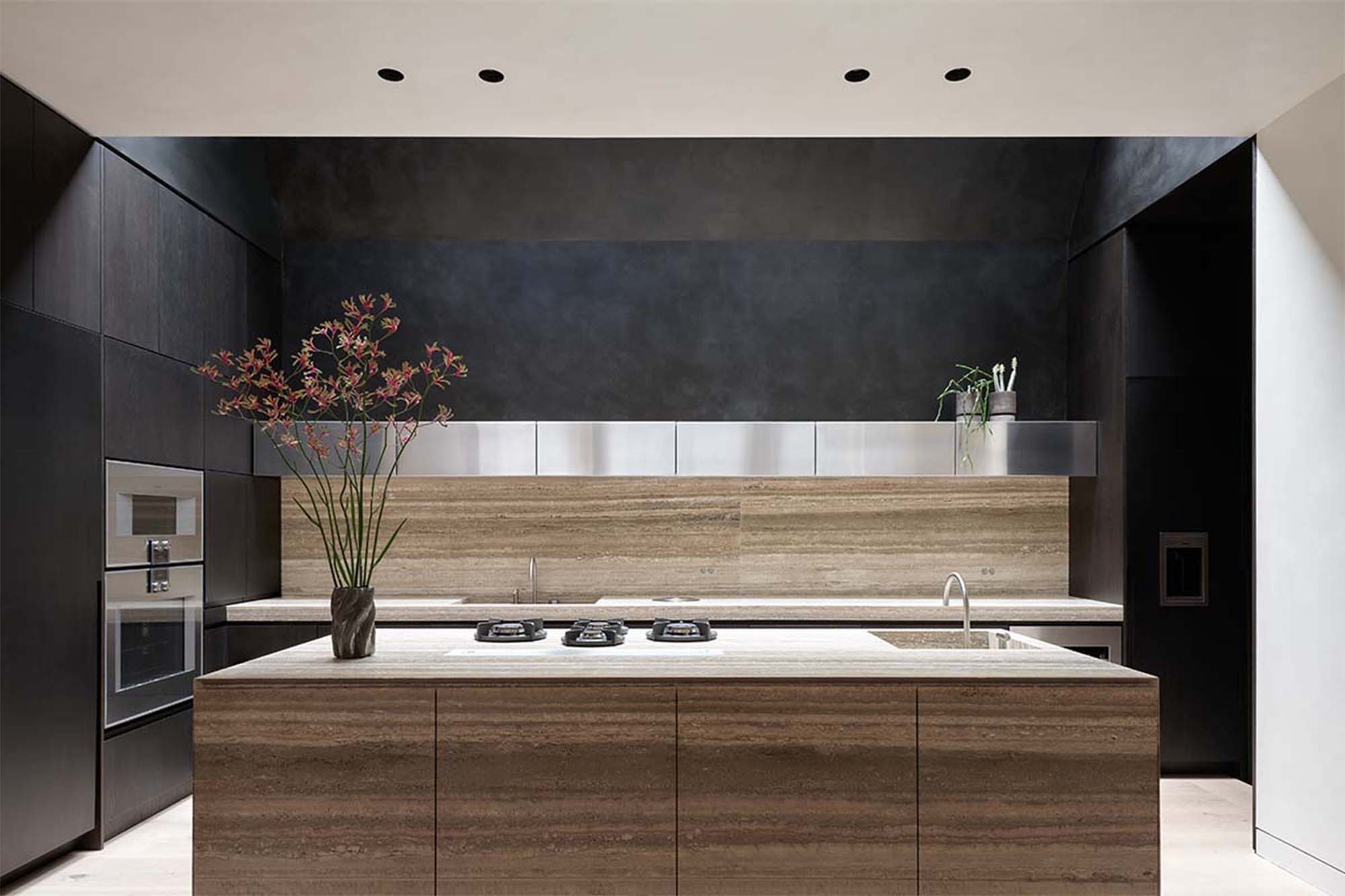 La cocina de esta casa sorprende al revelar su arquitectura oculta