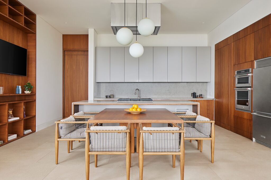 Esta casa en cali aprovecha de su entorno se conecta con el paisaje Esta casa en cali aprovecha de su entorno se conecta con el paisaje