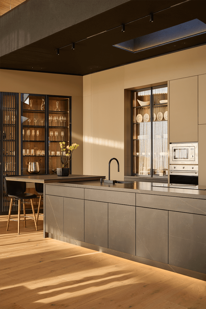 La geometría de formas sencillas y el uso de pocos materiales componen esta cocina