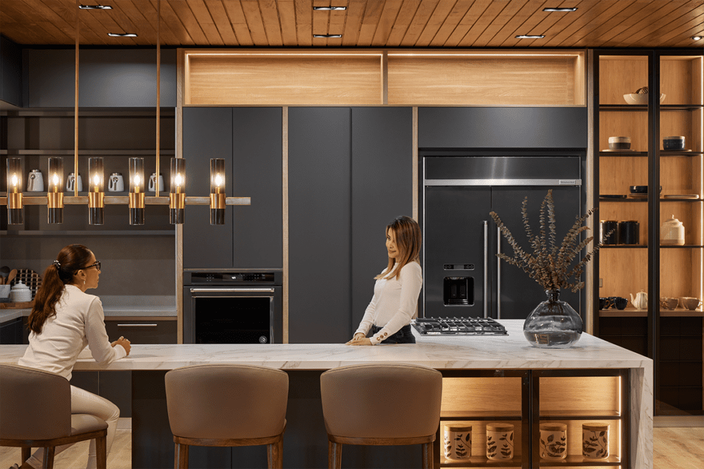 La geometría de formas sencillas y el uso de pocos materiales componen esta cocina