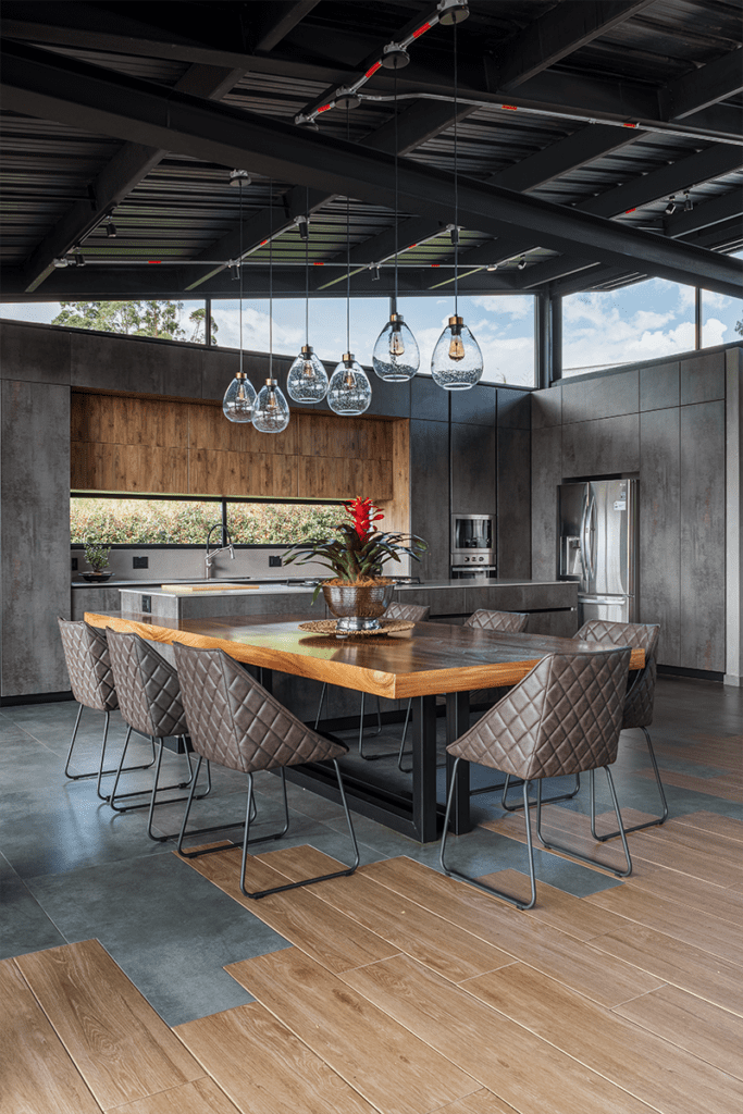 La cocina es el centro de esta casa diseñada con un estilo industrial