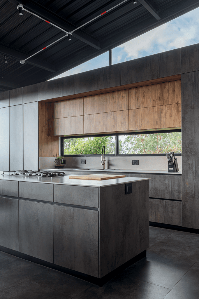 La cocina es el centro de esta casa diseñada con un estilo industrial