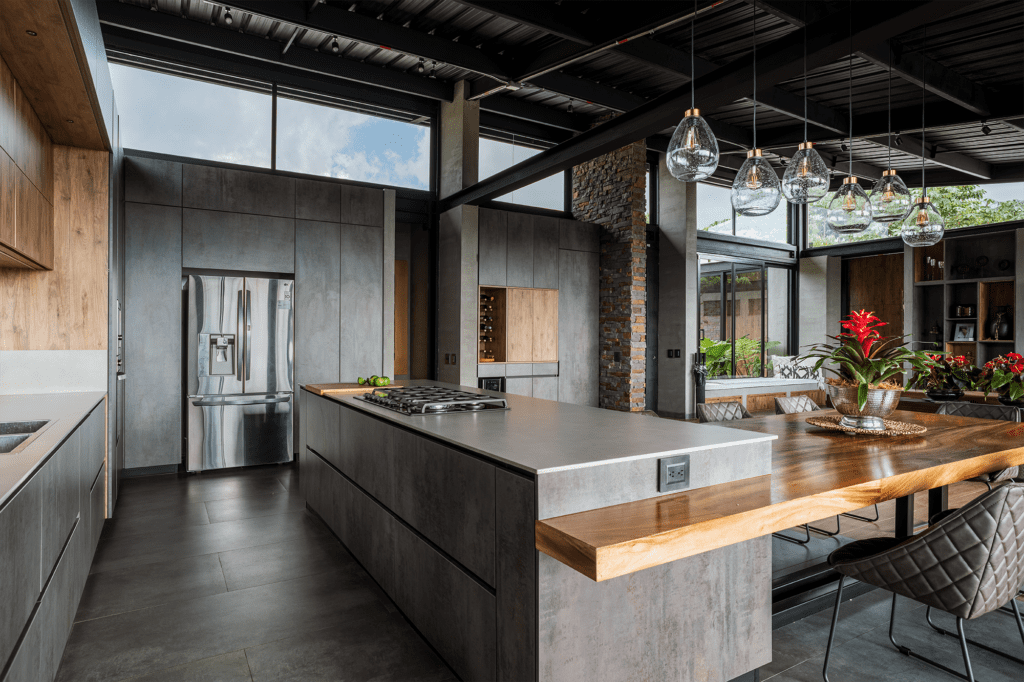 La cocina es el centro de esta casa diseñada con un estilo industrial