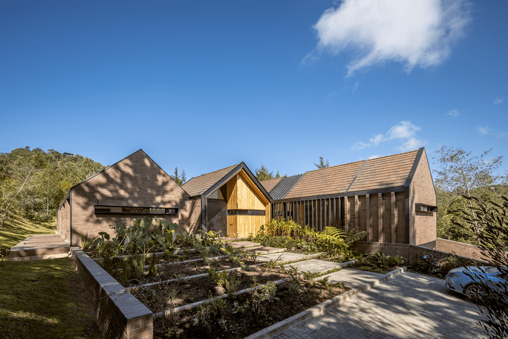 Una casa en antioquia con una espacialidad para adentrarse en el bosque Una casa en antioquia con una espacialidad para adentrarse en el bosque