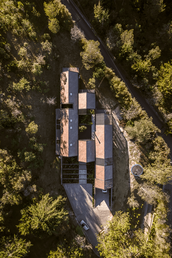 Una casa en antioquia con una espacialidad para adentrarse en el bosque Una casa en antioquia con una espacialidad para adentrarse en el bosque