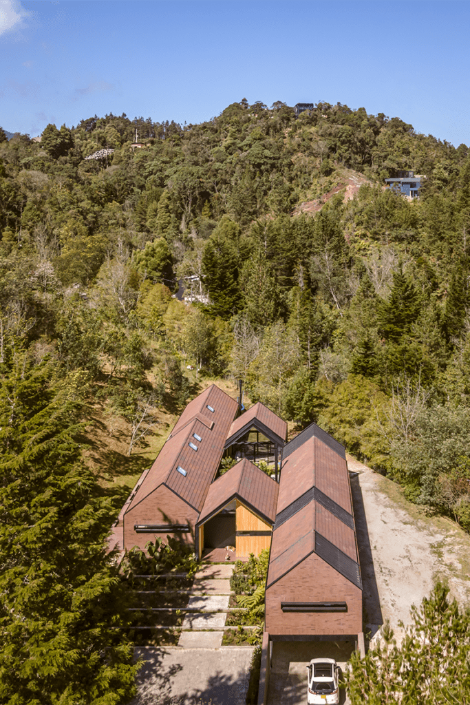 Una casa en antioquia con una espacialidad para adentrarse en el bosque Una casa en antioquia con una espacialidad para adentrarse en el bosque