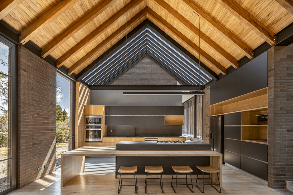 Una casa en antioquia con una espacialidad para adentrarse en el bosque Una casa en antioquia con una espacialidad para adentrarse en el bosque