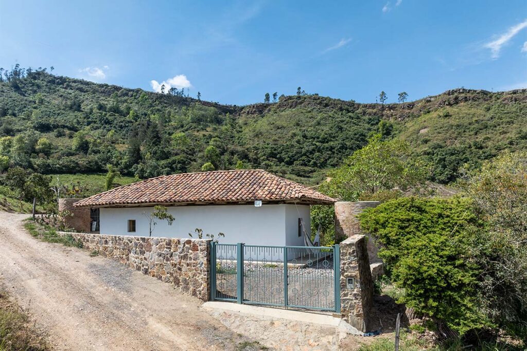Esta premiada casa en el valle de tenza se reconstruyó con estéticas de la región