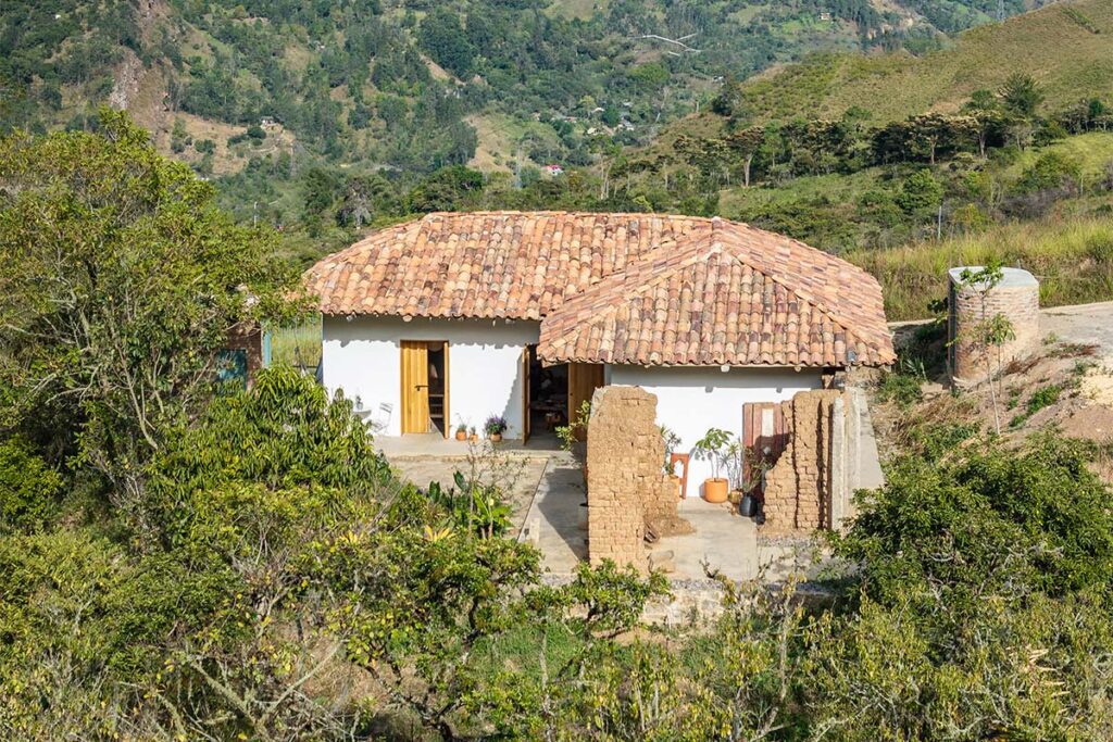 Esta premiada casa en el valle de tenza se reconstruyó con estéticas de la región