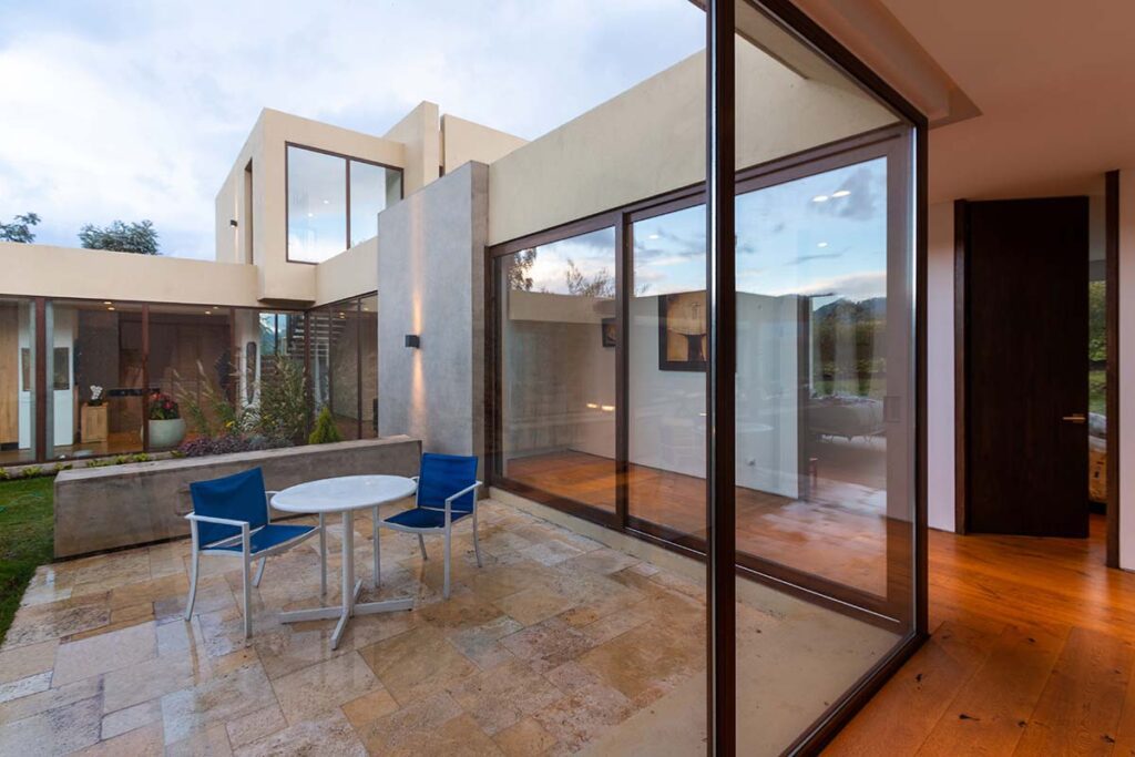 El diseño de esta casa en la calera es confortable y equilibrado El diseño de esta casa en la calera es confortable y equilibrado