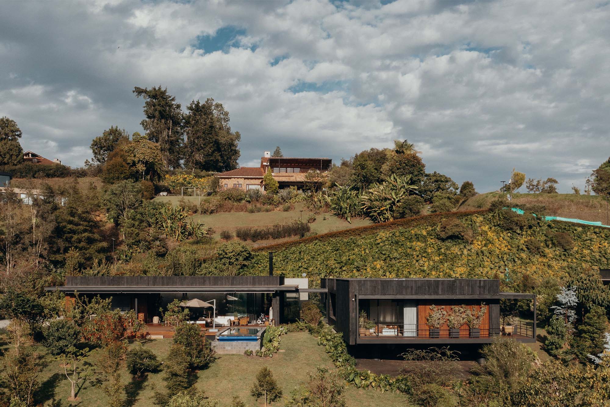 La quietud del paisaje se posa en esta casa antioqueña