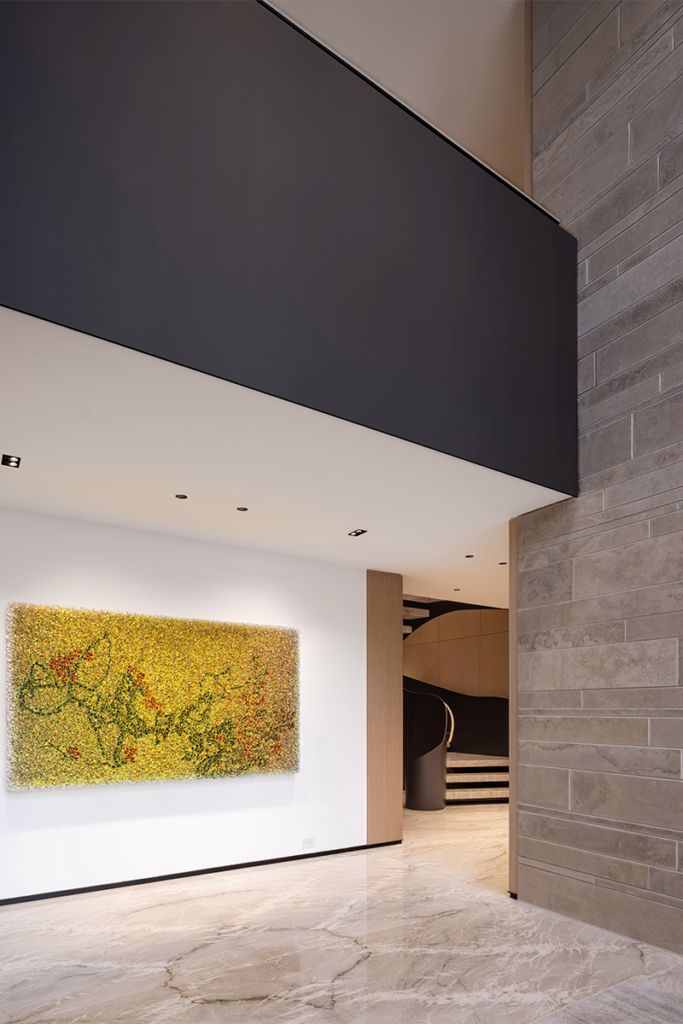 Una casa cálida y cómoda diseñada en forma de t Una casa cálida y cómoda diseñada en forma de t