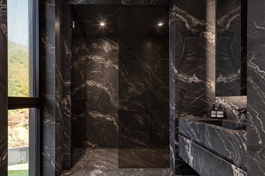 Una casa cálida y cómoda diseñada en forma de t Una casa cálida y cómoda diseñada en forma de t