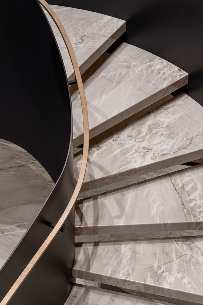 Una casa cálida y cómoda diseñada en forma de t Una casa cálida y cómoda diseñada en forma de t