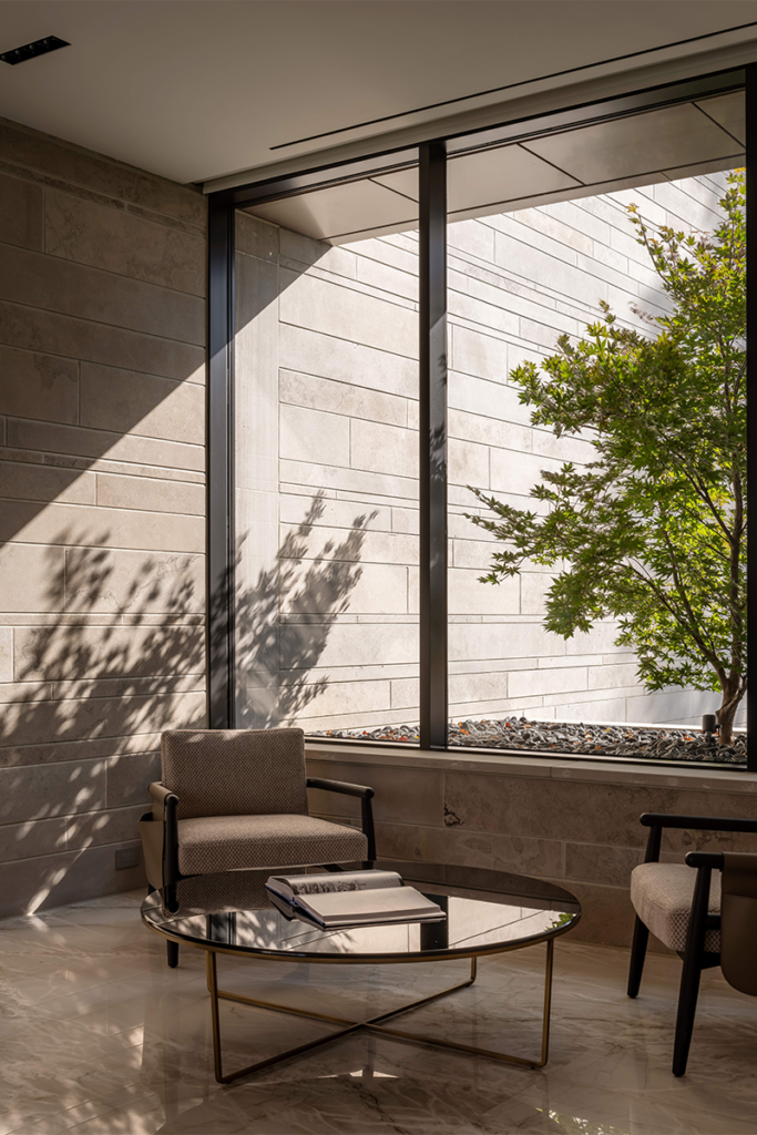 Una casa cálida y cómoda diseñada en forma de t Una casa cálida y cómoda diseñada en forma de t