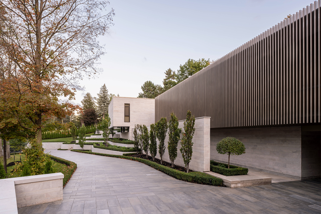 Una casa cálida y cómoda diseñada en forma de t Una casa cálida y cómoda diseñada en forma de t