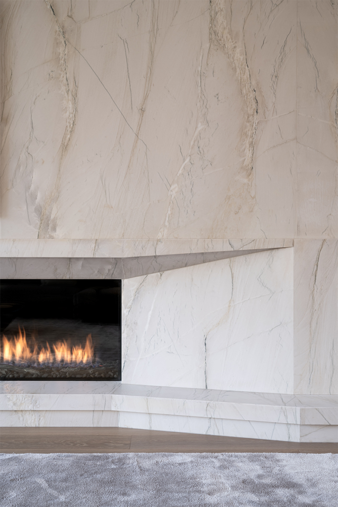 Una casa cálida y cómoda diseñada en forma de t Una casa cálida y cómoda diseñada en forma de t