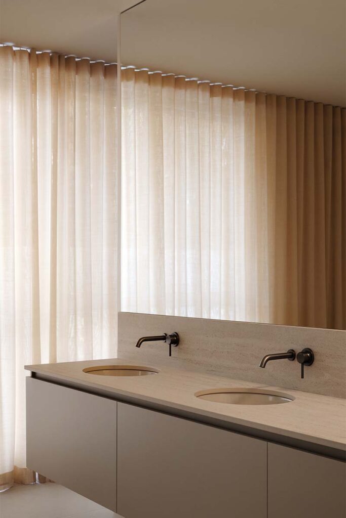 Una casa entre el bosque con una arquitectura sensible y serena