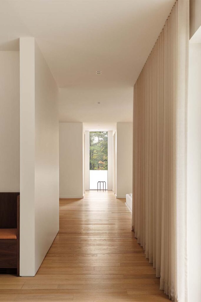 Una casa entre el bosque con una arquitectura sensible y serena