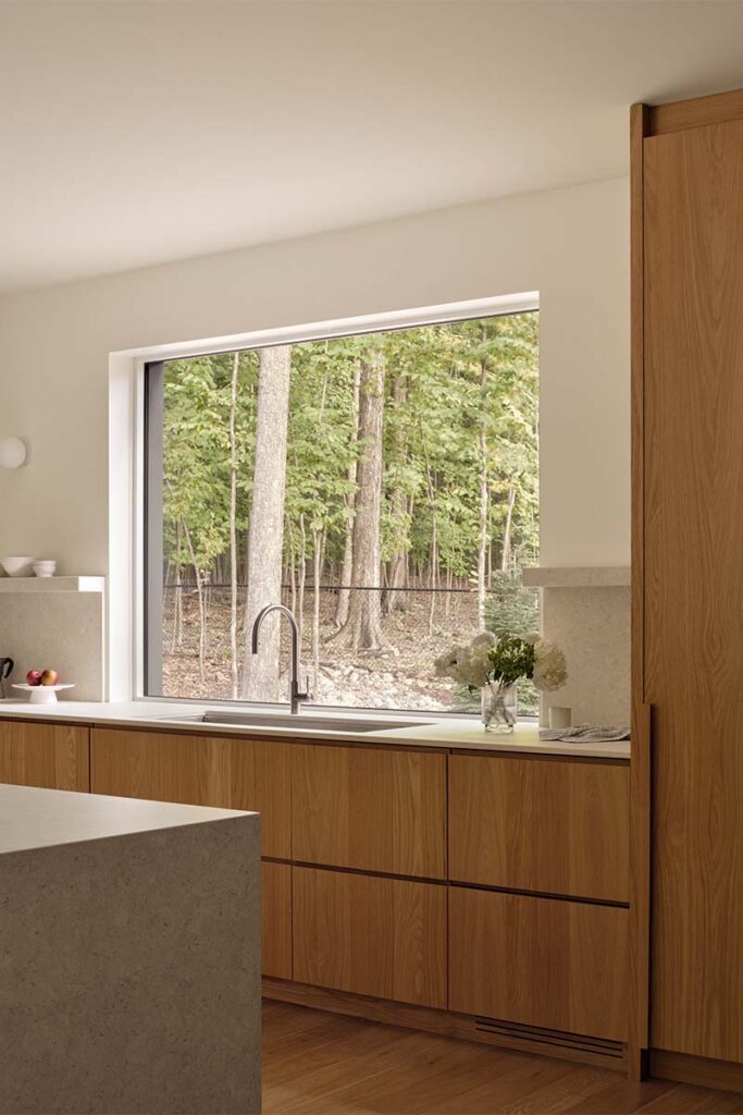 Una casa entre el bosque con una arquitectura sensible y serena