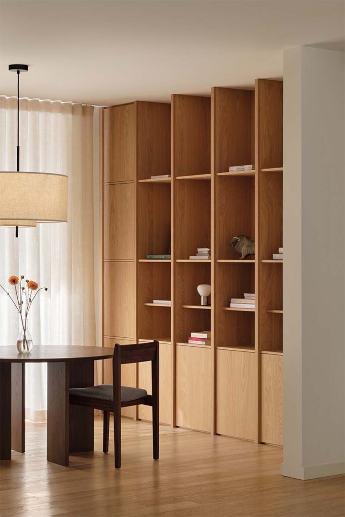 Una casa entre el bosque con una arquitectura sensible y serena