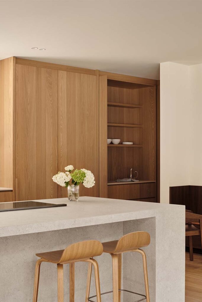 Una casa entre el bosque con una arquitectura sensible y serena