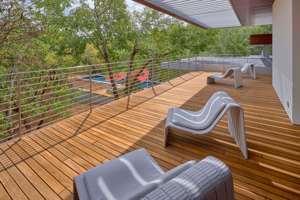 El lujo de esta casa en estados unidos es convivir entre una de robles y viñedos