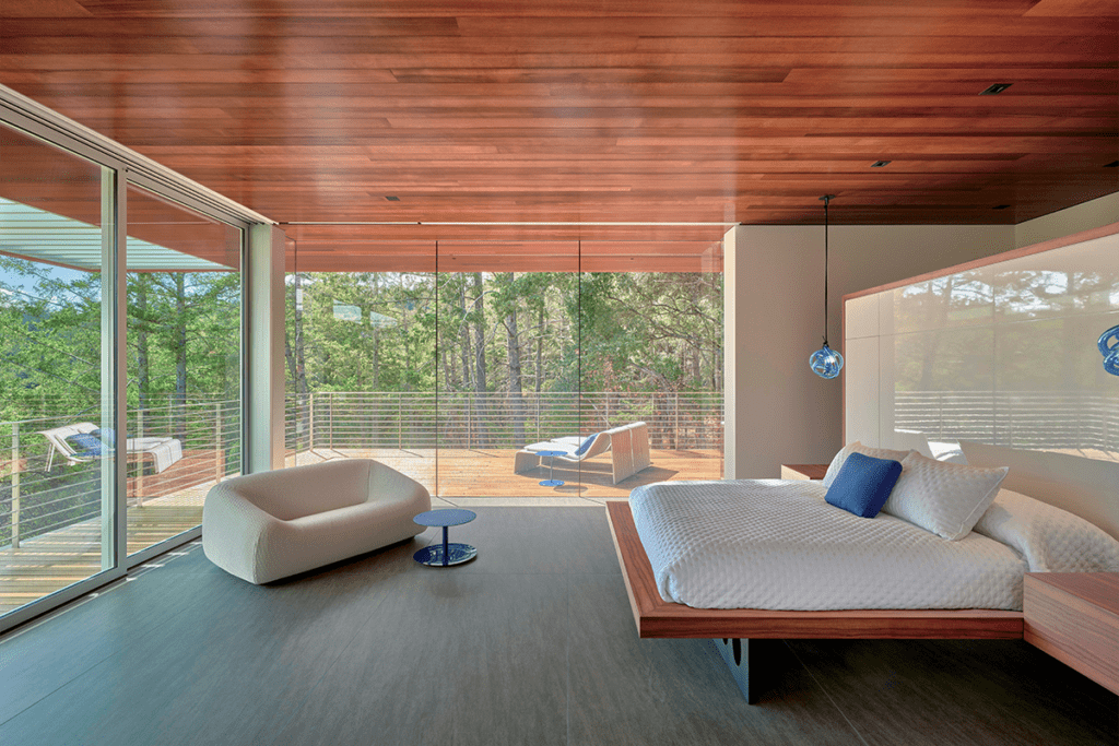 El lujo de esta casa en estados unidos es convivir entre una de robles y viñedos