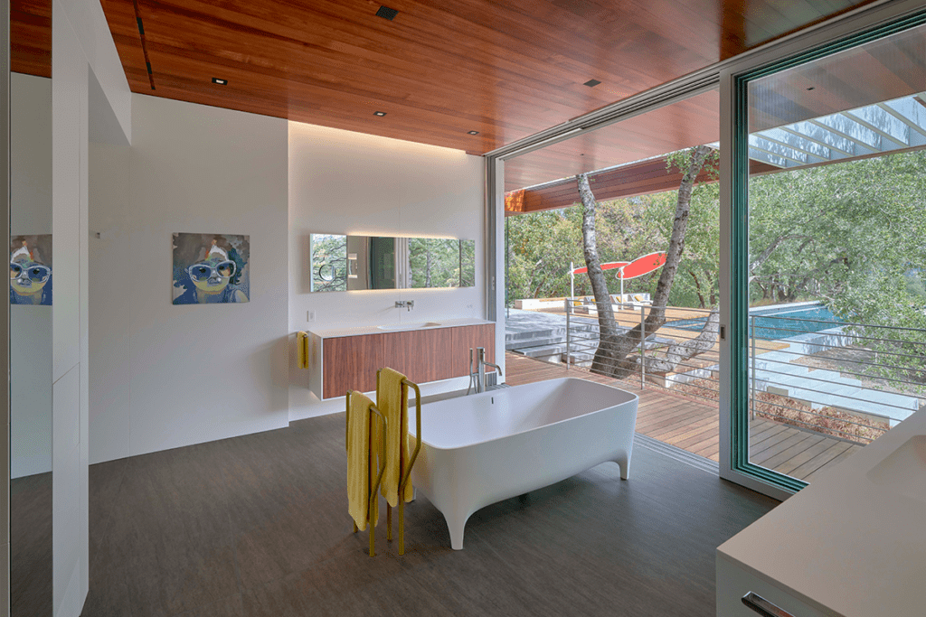 El lujo de esta casa en estados unidos es convivir entre una de robles y viñedos