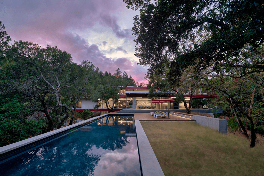El lujo de esta casa en estados unidos es convivir entre una de robles y viñedos