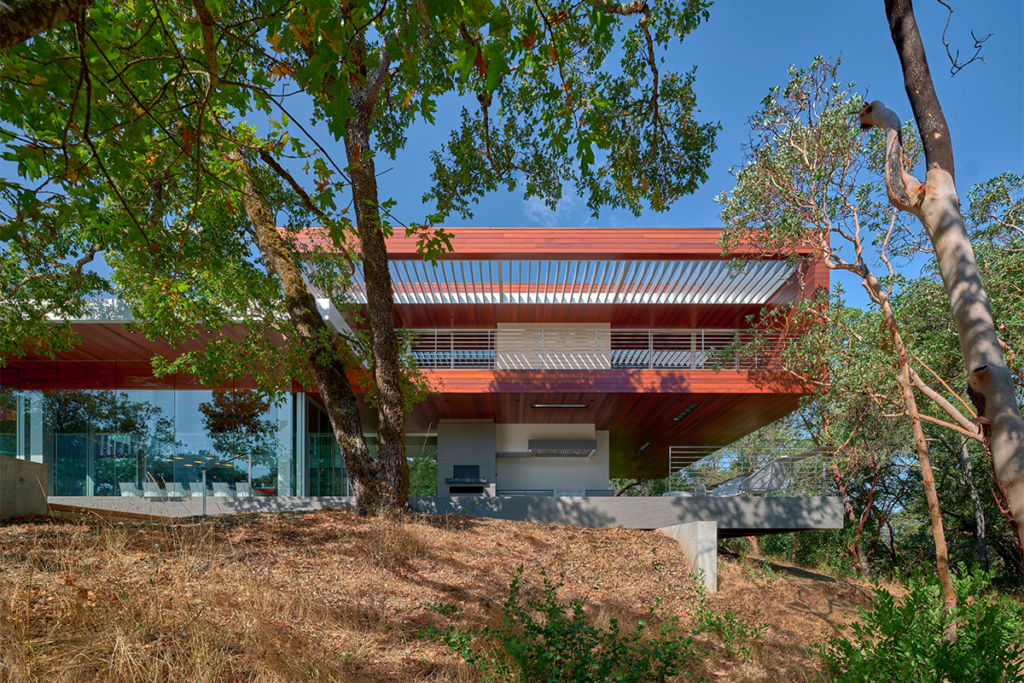 El lujo de esta casa en estados unidos es convivir entre una de robles y viñedos