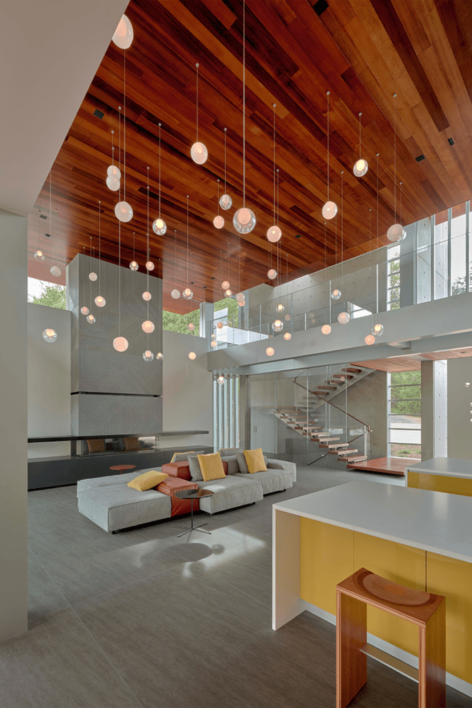 El lujo de esta casa en estados unidos es convivir entre una de robles y viñedos