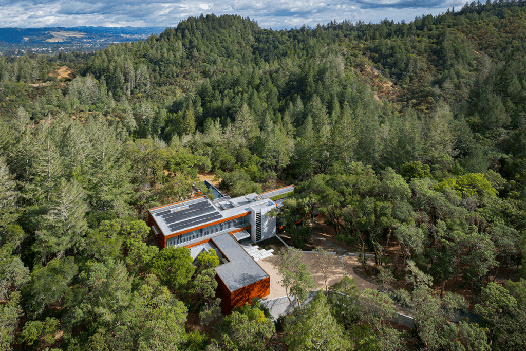 El lujo de esta casa en estados unidos es convivir entre una de robles y viñedos