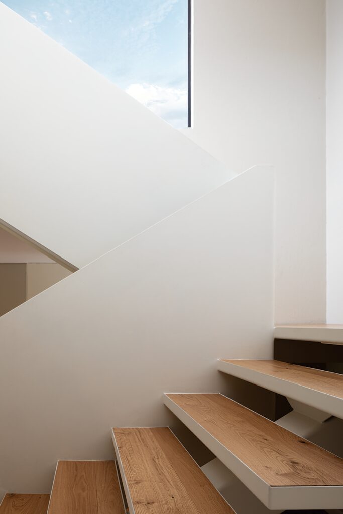 La cocina es el elemento central de la arquitectura de esta casa en la calera