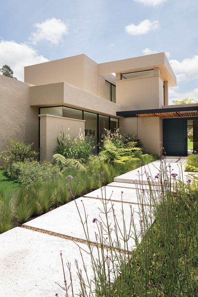 La cocina es el elemento central de la arquitectura de esta casa en la calera