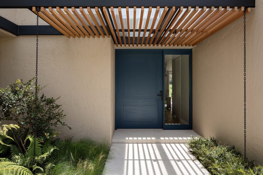 La cocina es el elemento central de la arquitectura de esta casa en la calera
